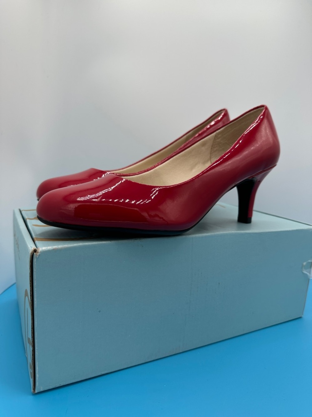 NEW! Life Stride Red Patent Mid Heel Pumps Womens 8.5WIDE brand new in box.